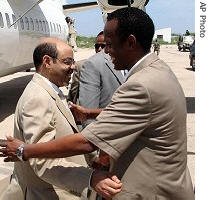 Ethiopian Prime Minister Meles Zenawi (l) is welcomed by Somali Prime Minister Ali Mohamed Gedi (r) on his arrival at Mogadishu airport, 05 Jun 2007