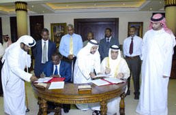 H.H. Sheikh Saud bin Saqr Al Qasimi, Crown Prince and Deputy Ruler of Ras Al Khaimah, and H.E Mohamud Musse Hersi, President of the Puntland State of Somalia, signing bilateral economic agreements at the Al Dhait Palace in Ras Al Khaimah.